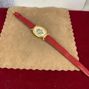 Vintage Flowers on Valentines by Avon Gold Tone Watch with a Rose Bouquet Avon | Accessories | Vintage Flowers On Valentines By Avon  main image 2